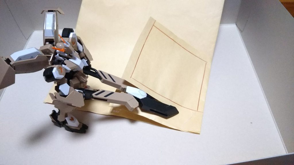 次に作図した部分をハサミで切り取ります。余白は残します。切り取り終わったら