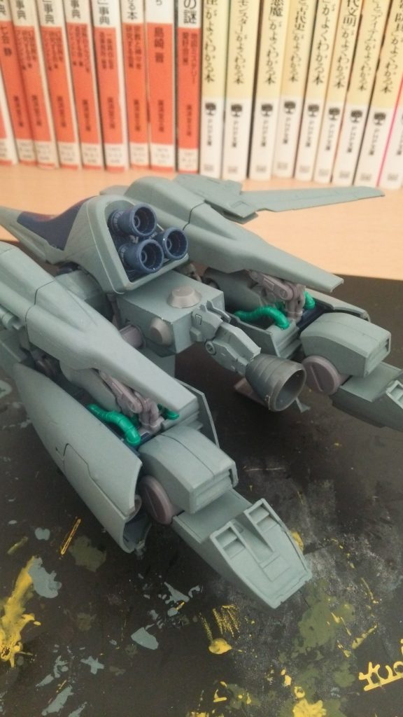 試験機という設定に甘えて、プラ板で作った四角い箱を被せてブースターを生やすという手抜き工事。本当に飛ばす気あるのかという感じですが、試験機なんでこんなものでしょう。