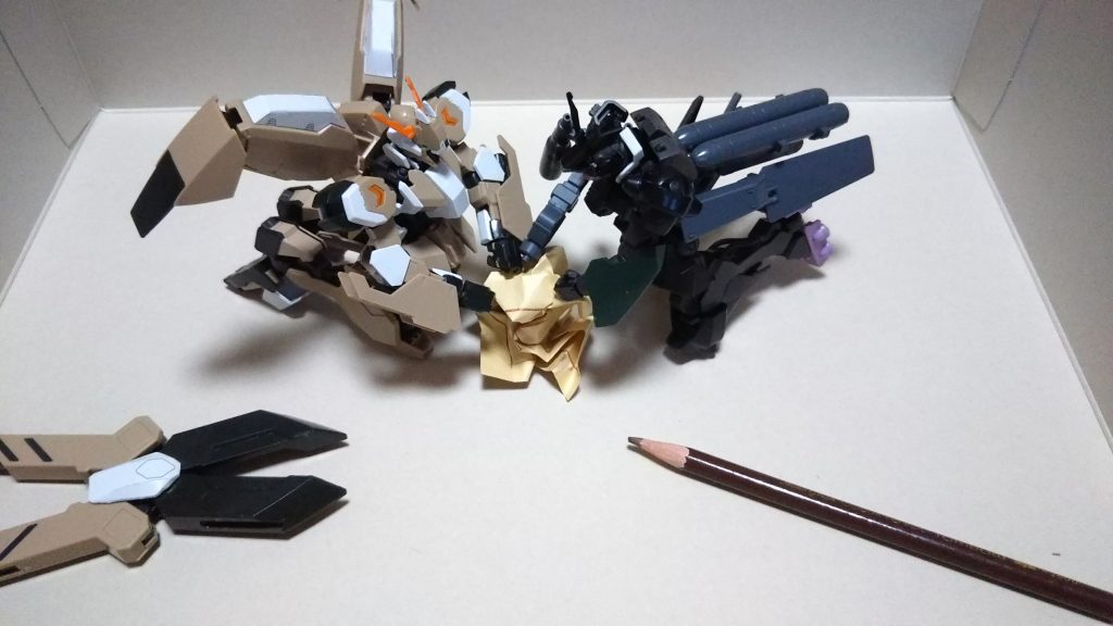 ぐしゃぐしゃに丸めます。ただし、元の形に戻せる程度にしましょう。何度かやった方が良いです。