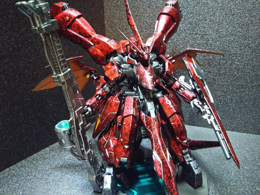 グリムゲルデ上半身に、マンロディの腰、グシオン脚の状態からのスタートで、色々なガンプラのパーツを使って形にしていきました。シールドは前回は手持ちだったのを、肘からの固定に改修しました。