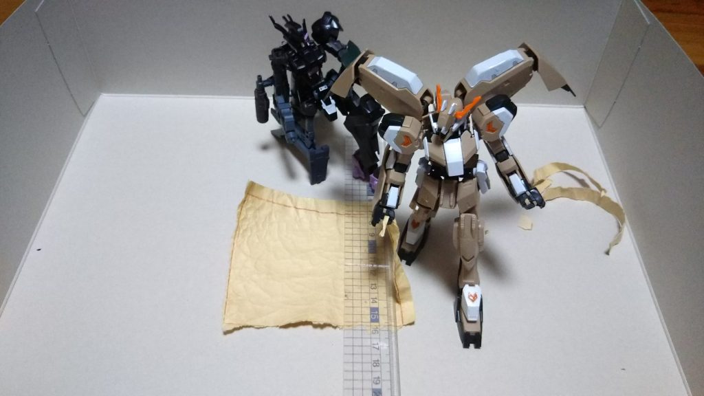 最初の作図の線に定規を当て、余白を手でちぎって行きます。ハサミでも良いですが手でちぎった方が使用感は出ます。シワ付けで紙にかなりクセが着くので反対に曲げたりして直した方がやり易いかも。