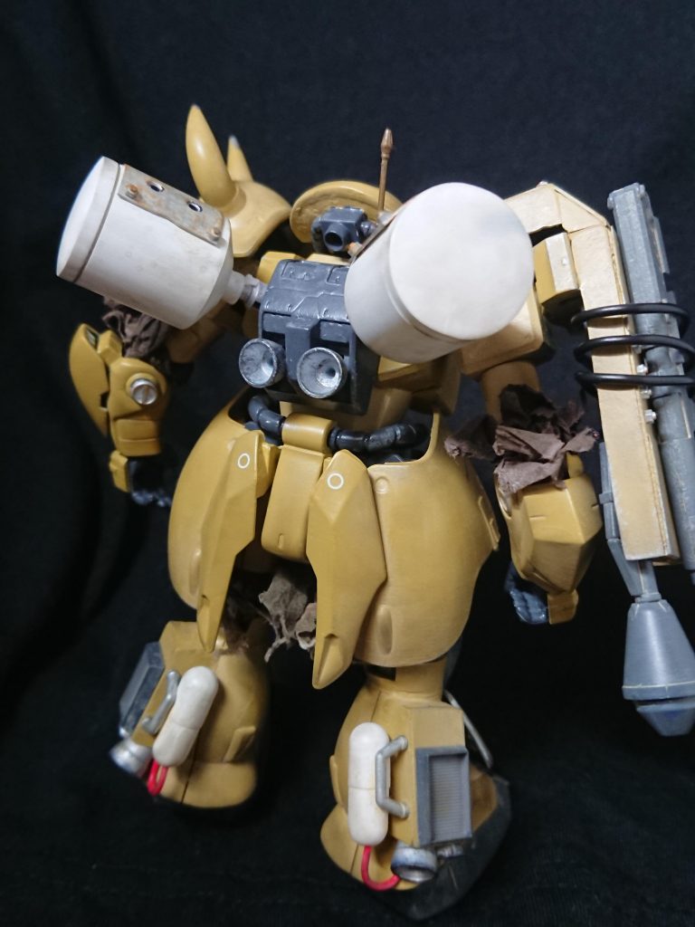 バックパック
ザクⅡ改の時点で問題視されていた継戦能力の低さをタンクの増設でカバーしている。
脚部は高機動型ザク系を参考に、腰部装甲にもツィマッド製スラスターを内蔵し、ホバー走行を可能にしている。