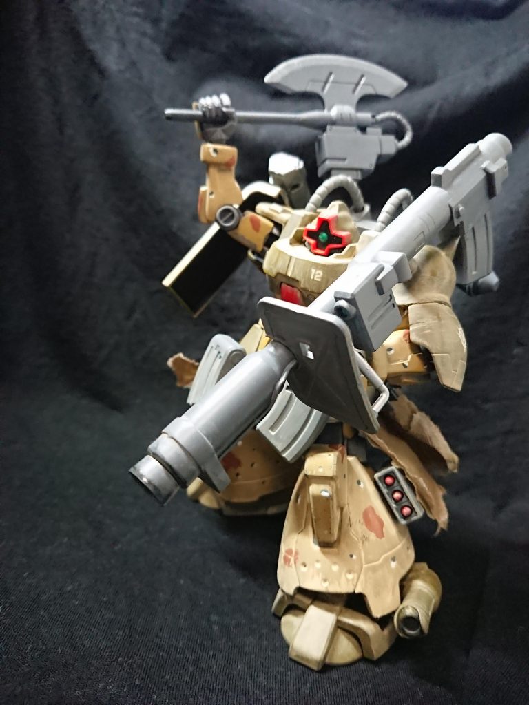 大きさ的にドムとちょうどいいグシオンアックスにジャンクパーツを使用。