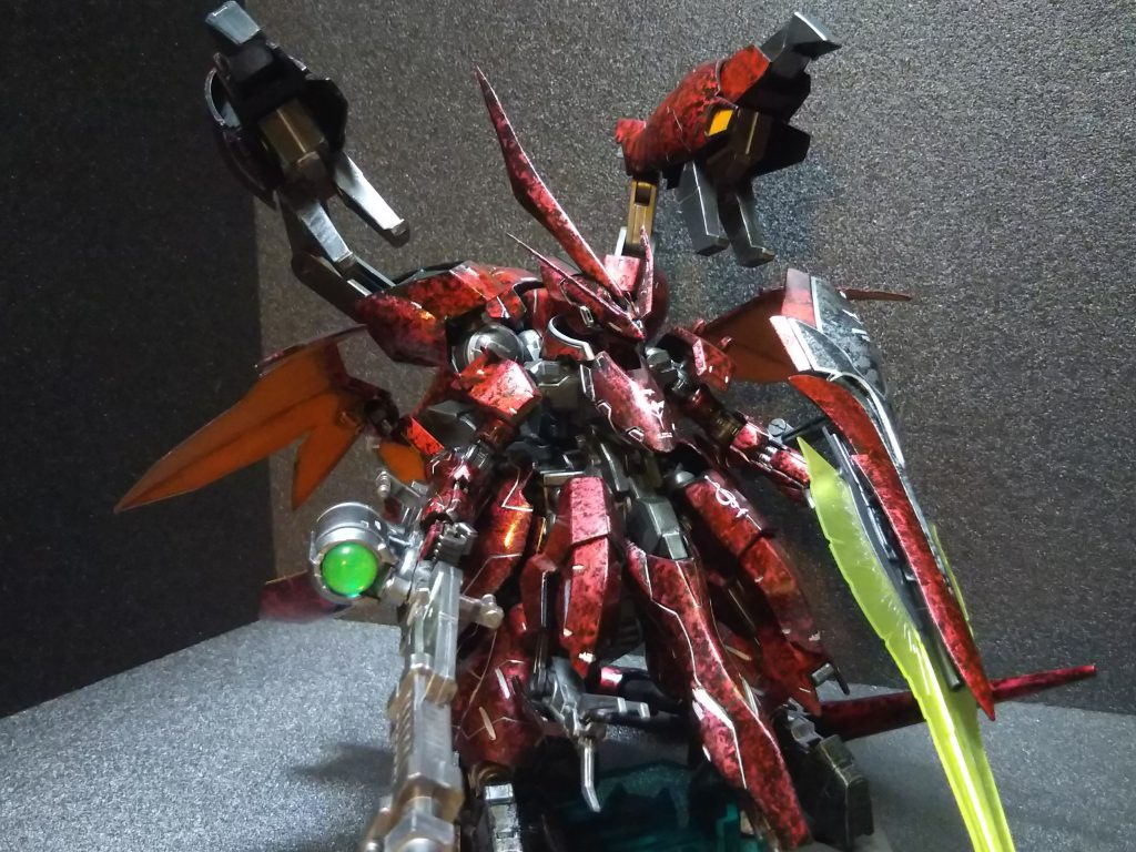 前回は後で塗ろうと避けておいて塗装し忘れたシールド裏の小物もしっかり装備‼️
隠し腕は4本展開可能です。