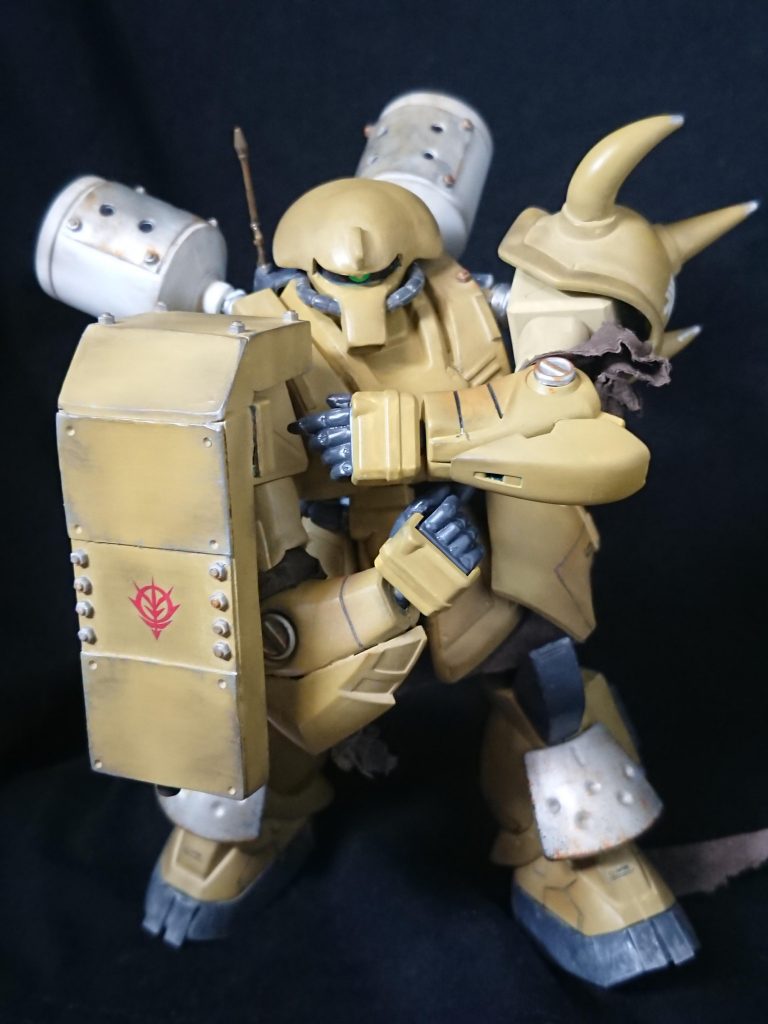 シールド
ザク系の機体を参考に、より大型化されており、レアメタルの多重層に対ビームコーティングを施した結果、ジムのビームスプレーガン程度なら防ぐことができる。
また武装コンテナ的使用も可能。