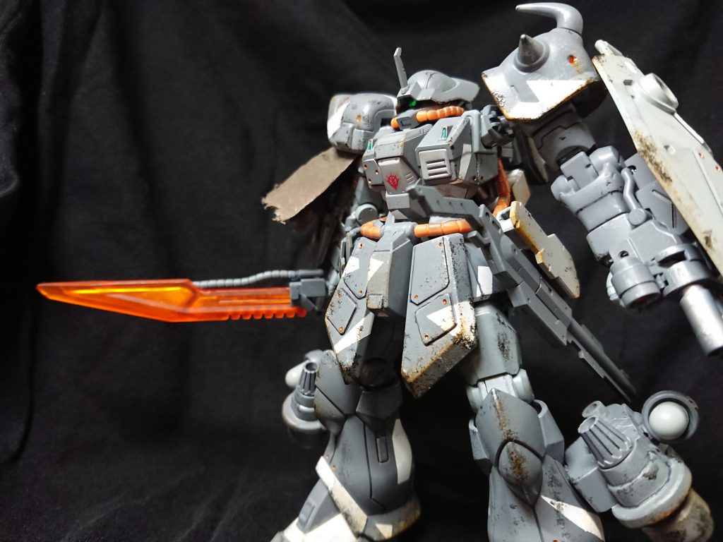 全体像
ジオン系モビルスーツは下からのアングルが映えます笑