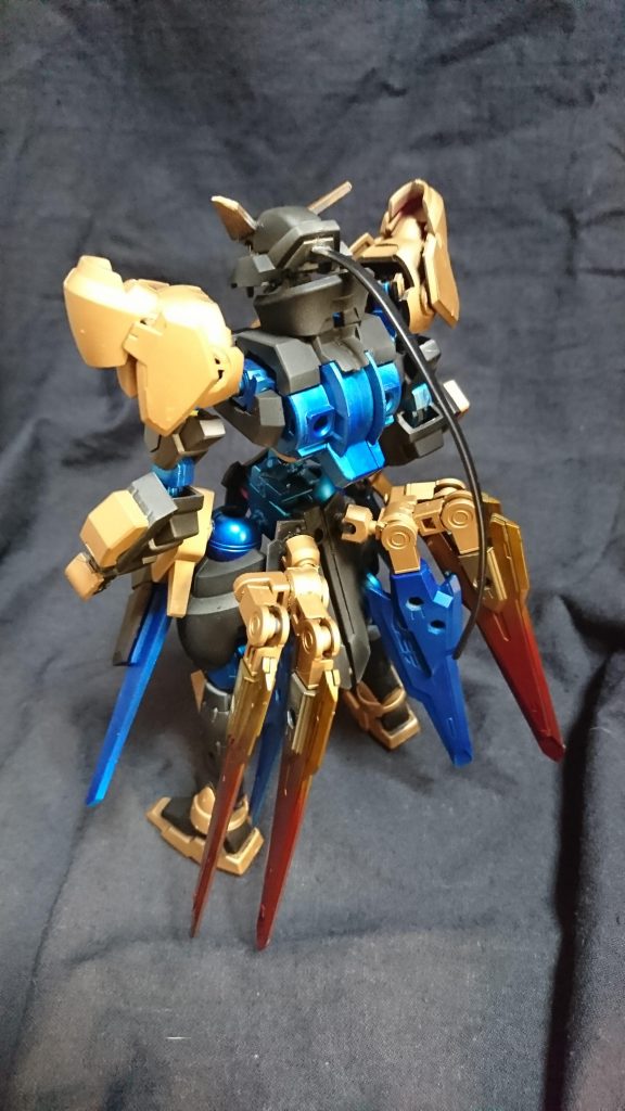 リンドヴルム
各地で目撃されている謎のMS「アンノウン・フレーム」の一機誰が何のために製作したMSなのか型番もリアクターの周波数も該当がないギャラルホルンの戦艦を沈めた犯人でないのは確かだ
腰にスラスターらしきものがあり機動性が高く目撃者は「動きは素早く、そして目を引く独特の機体色まるで宝石の様だ……だが最後に見るものはオレンジと青の光を見るだろう」と語っていたそうだ