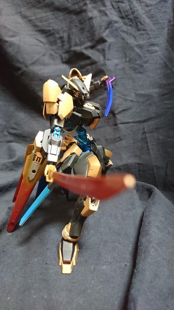 「陽炎/朧月」
「歳星」のMS工房に刀剣を取り扱っている工房「村正」に問い合わせたところ該当する刀のデータが見つかったそうだしかも厄祭戦に製作された物であった陽炎がオレンジの刀身で朧月は青い刀身を持つ
その刀は300年前の輝きを失わなかった
MSのフレームを両断しダインスレイブでさえも切れる業物、製造技術は不明である