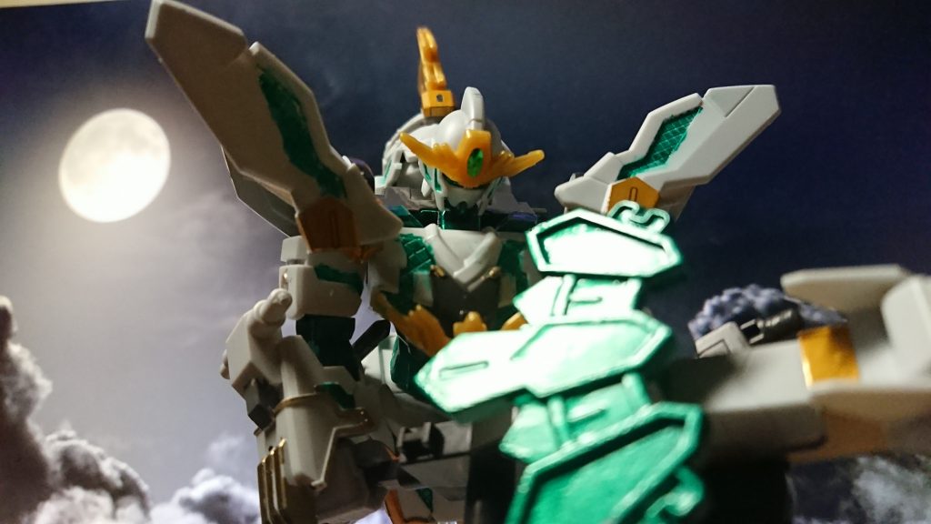 リアルモード、ガンダムマーカー金で枠をとったりしてます。だいぶ武将の鎧っぽくなったかな？