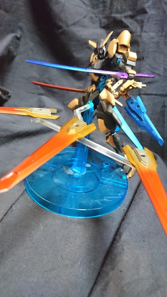 ウィングスラスター「エクスシア」
リンドヴルムに装着されているスラスター兼自立兵器「エクスシア」はMAの名称でMS用に改良され装備したもの「エクスシア」の記録によると自立兵器だがハシュマルと違いテイルブレードではなく、マイクロウェーブにより磁場を発生させ剣状の兵器を打ち出す仕組みらしい

パイロットはアラヤシキ持ちかもしれない
あの自立兵器を操るのであればただの人間じゃ無理だろう……だが高度な兵器を操るのにかなりの情報量で脳に負担がかかり過ぎるのかも知れない下手をすれば死に至る可能がある、もしかしたら人間ではない？
まさかな……
ギャラルホルン兵器開発部
              ジョッシュ・ランナー