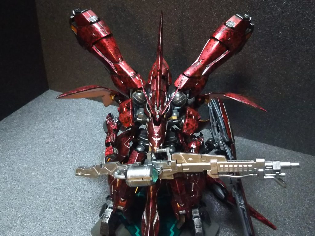 動力はエイハブリアクターだし、このままではGNスマートガン、弾が出ないんじゃ…⁉️
と不安になったので、ジャンクで買ってきたハルートか何かのGNドライブを、ドラムマガジンに見立てて取り付けました。
これでもしかしたらトランザムもイケるかもですw