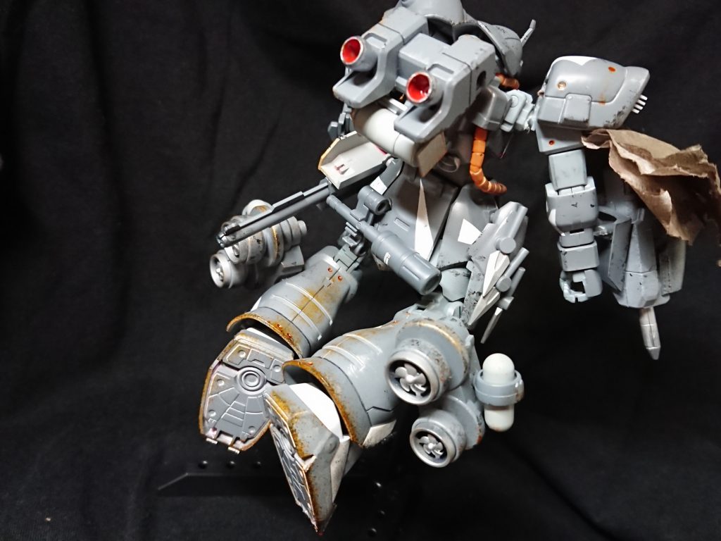 背中
バックパックはドムトローペンのものが追加され、脚部にはフライトタイプを参考にしたホバーユニットを追加。
風邪薬を応用した燃料タンクもとりつけてます。