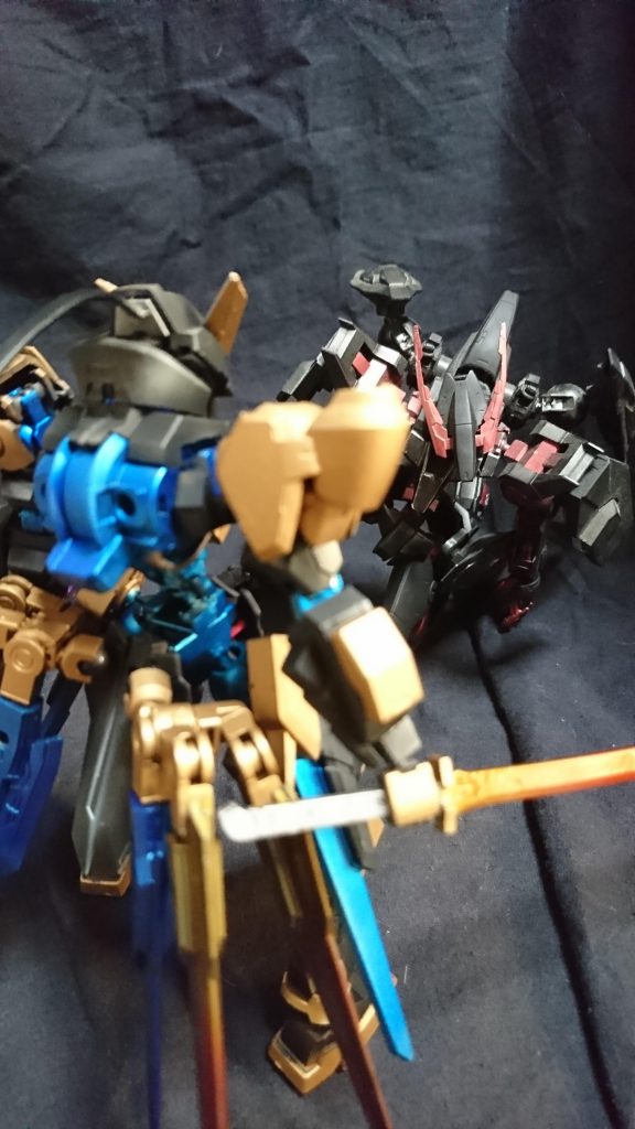 音声データ
リンドヴルム(女声)
「もう終わりだ……観念しろ」
ニーズヘッグ(男声)
「この声……お前は死んだはずだ」
リンドヴルム
「何のことだ？お前は私を知っているのか 教えてくれ私が誰かを！」
ニーズヘッグ
「ハハッ！記憶がないのかぁ……お前は
 俺が殺したんだ……お前の弟の前でな！」
リンドヴルム
「……下らない嘘を言うつもりか！私には弟
 はいない！」
ニーズヘッグ
「本当だ……まぁ信じるか好きにしなどーせ 記憶がないんだからなぁ」
リンドヴルム
「…………」
音声データはここまでだ、回収してきた調査員は音声データの元、パイロットを突き止める作業に入ったそうだ身元が分かればなにかつかめるかも知れない以後調査を続けるように……
ギャラルホルン調査部隊「ノルン」
               アロンソ・リチェルカ