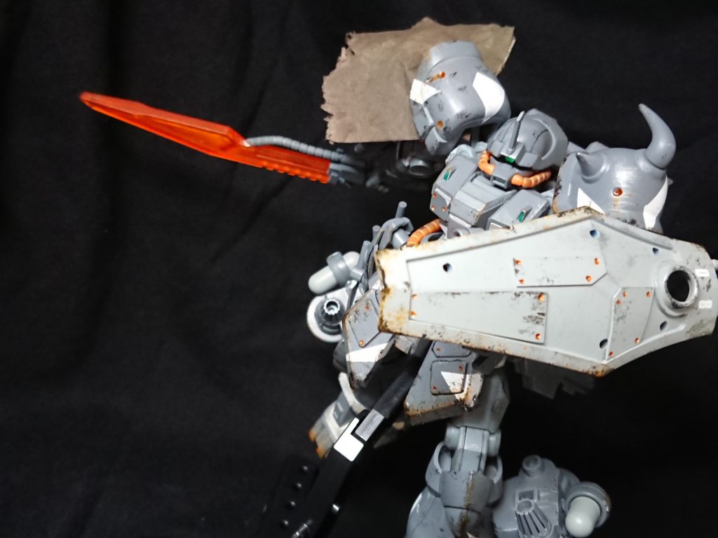 グフのシールドはプラ板を貼って現地改修感を出してますw