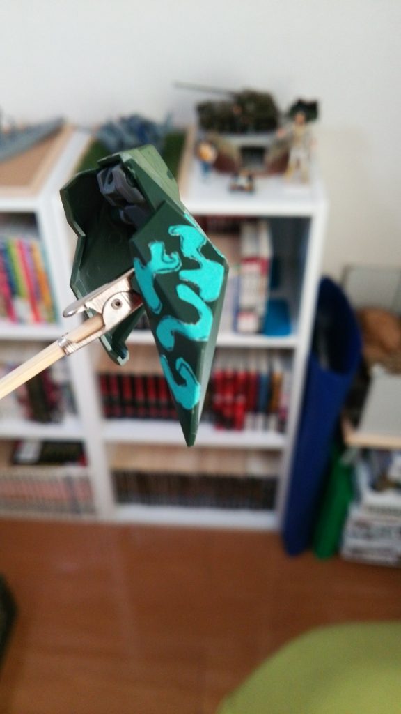 マスキングテープを迷彩っぽく切っては貼るの繰り返しです。