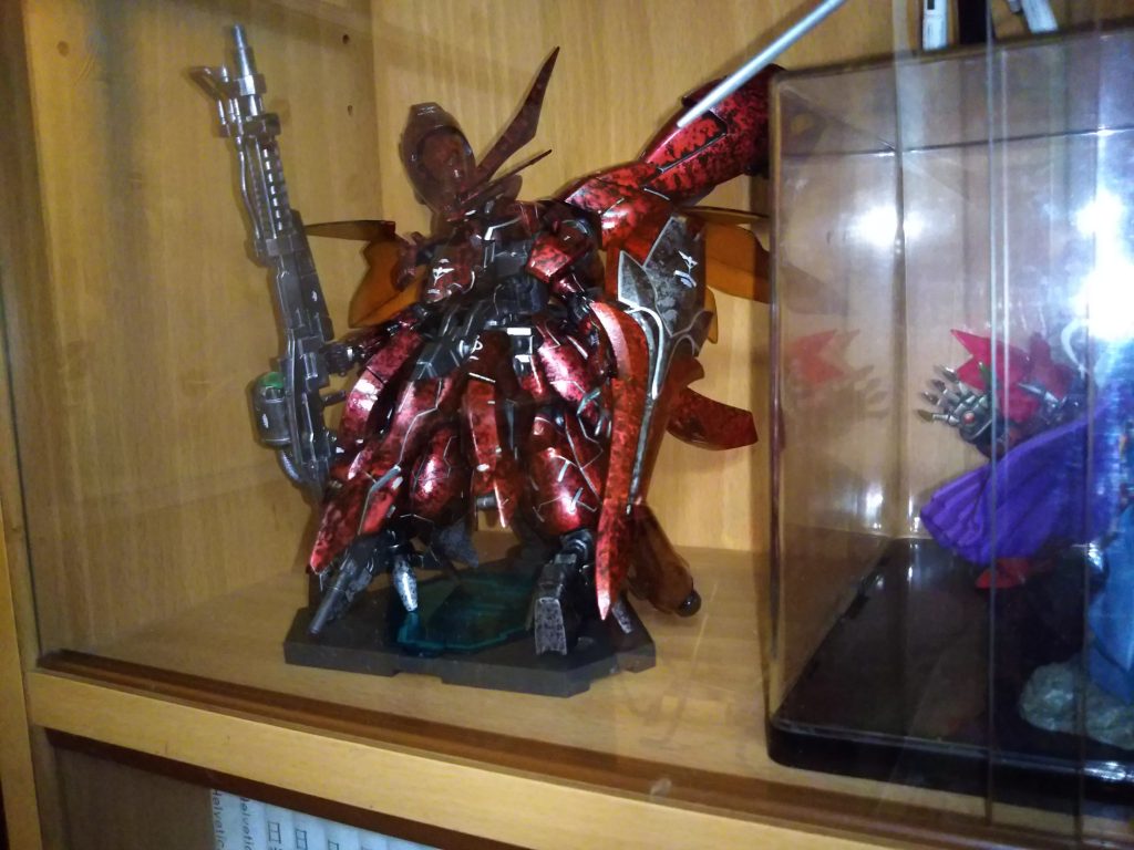 おまけその2
ギリギリ棚に納まって、ガラス戸もしっかり閉められるようになりましたw