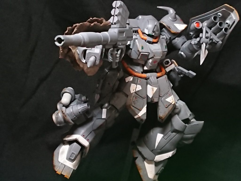 専用のグレネードランチャーと、平手にはヒートダートを2本指に挟めるようにしました。