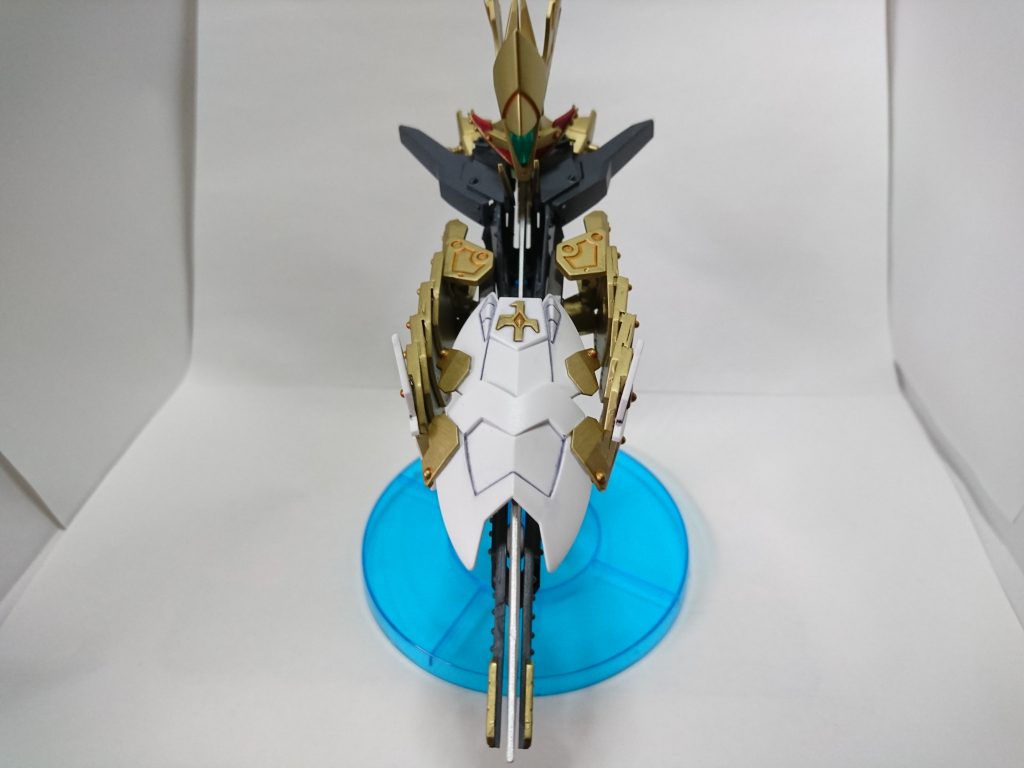 背中の巨大刀は戦艦をイメージした鞘に納められています。