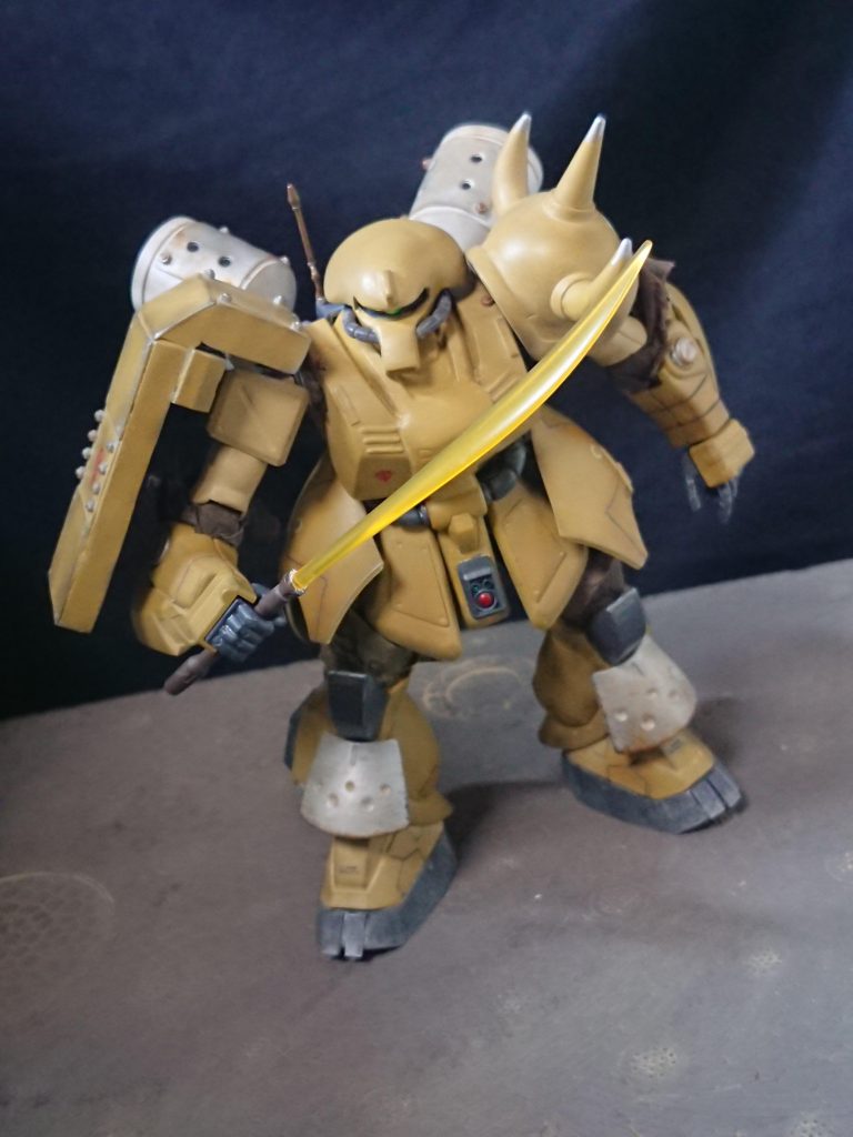 ビームサーベルはシールド裏に担架。
ビームナギナタと同型の形状。