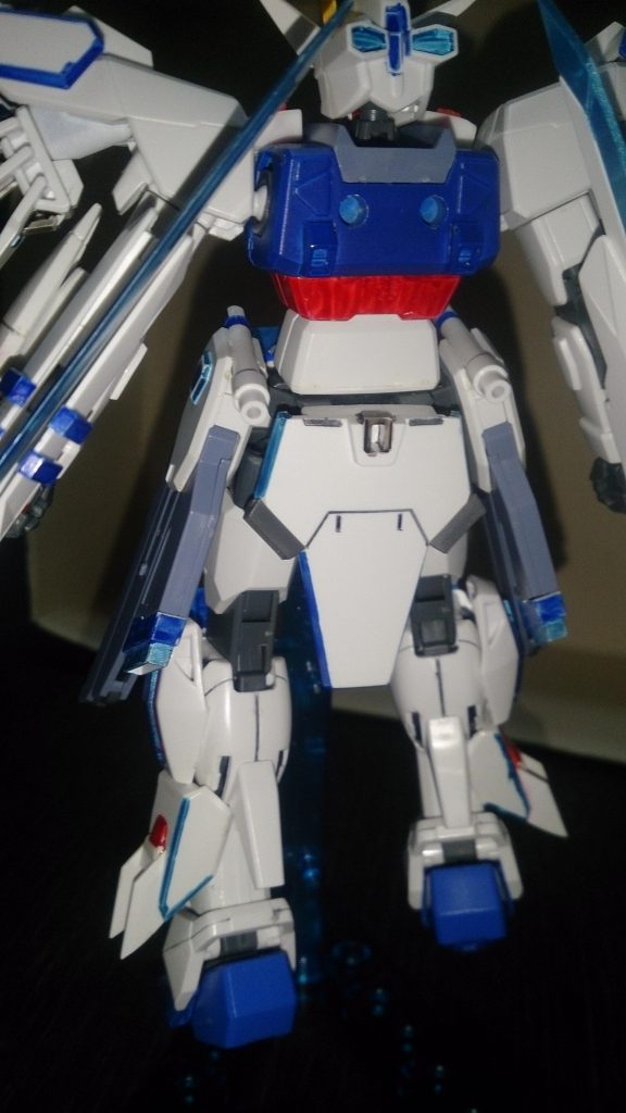 リアアーマーに市販のバーニアを追加。
脚部にはユニバースブースターのパーツに、フリーダムFFのパーツをバーニアとして加工して取り付けてあります。
設定では、プラフスキーパワーゲート展開用のΔを発生させ、蹴りを放ちます。
*蹴りを放ちます*