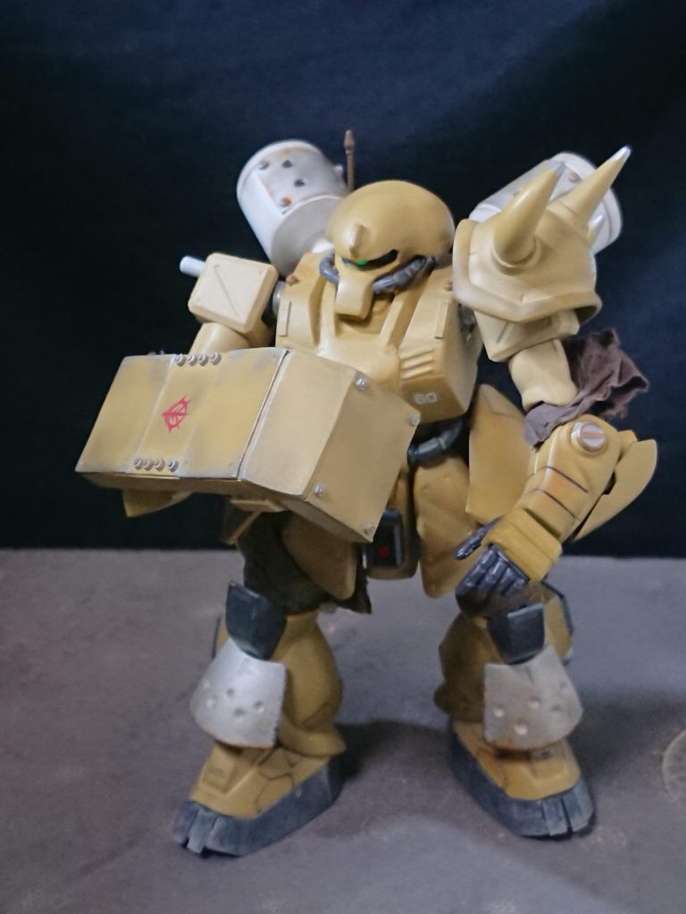 シールドはマニピュレータで保持し、ナックルガードとして使用可能。これらの機能はザク系msのシールドの戦闘データが参考にされており、古参パイロットに好まれる仕様となっている。