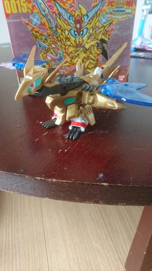 超獣形態ドラゴンフェニックス。キャプテン系は変形するとダサいのですがこれは良いです。設定通り金色だと尚良いですけど。この金色パーツは劣化するとバキバキに割れるので注意が必要です。

まだまだ元祖SDあるのでその内アップします。