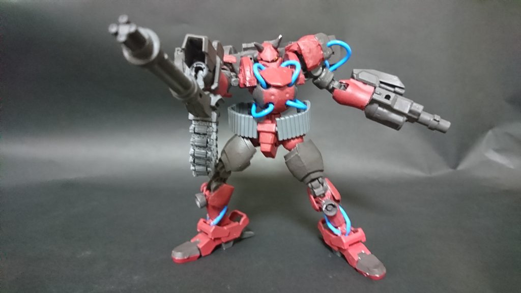 マントはオミット可能。頭部の角はエポキシパテで自作しました。
塗装はほぼ初心者で、筆塗りで頑張りました。つや消しを使ったのも初めてですが、良い兵器感が出ましたね。
