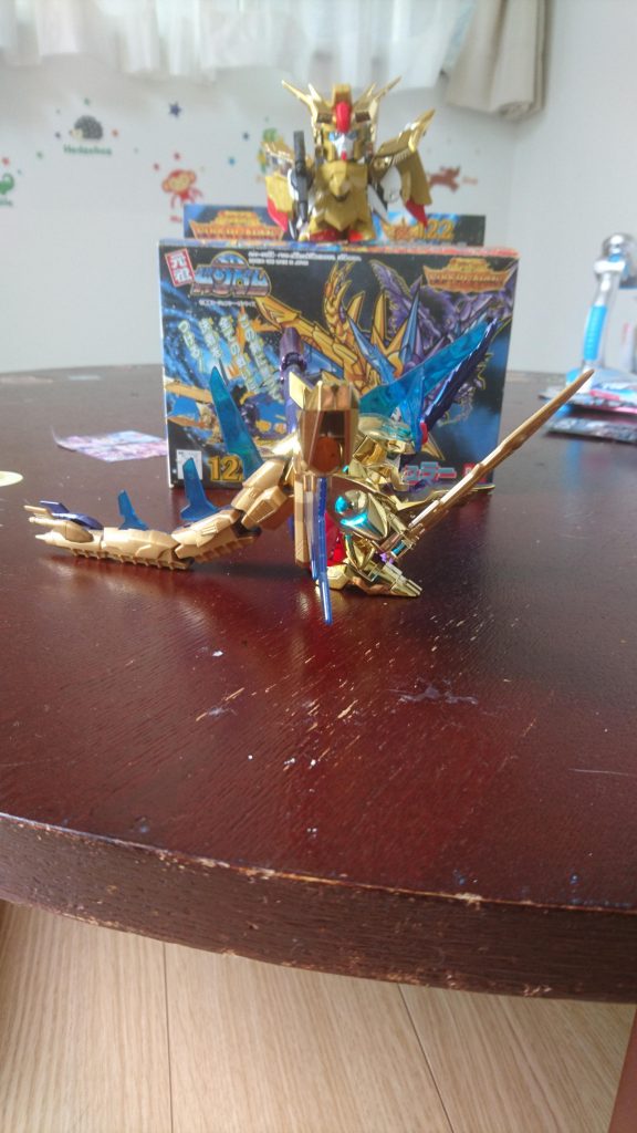 光の心、シャイニングハート。右側がキャプテンフォーミュラー91。後に別次元に飛ばされ分離、戦いの末キャプテンネオガンダムに進化します。ネオガンダムは若干ファイナルフォーミュラーのシャイニングハートに似ています。