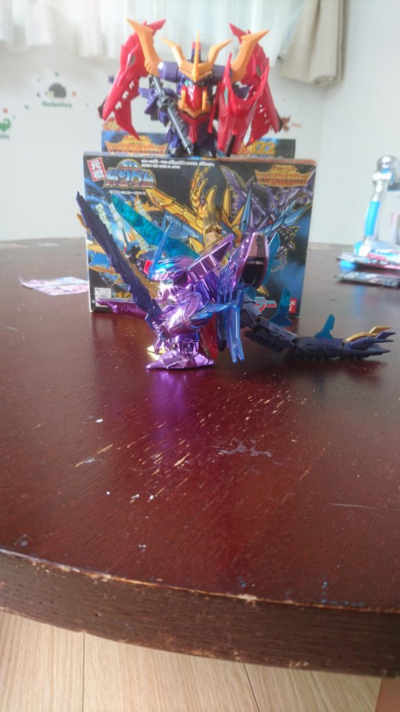 闇の心、ダークネスハート。左側はフューラーコマンダー。別次元に飛ばされ分離、ヴァルカンコマンダーに進化します。分離後はファイナルフォーミュラーと似ています。残念ながらヴァルカンコマンダーはキット化されませんでした(T-T)スゴくカッコいいのに…。