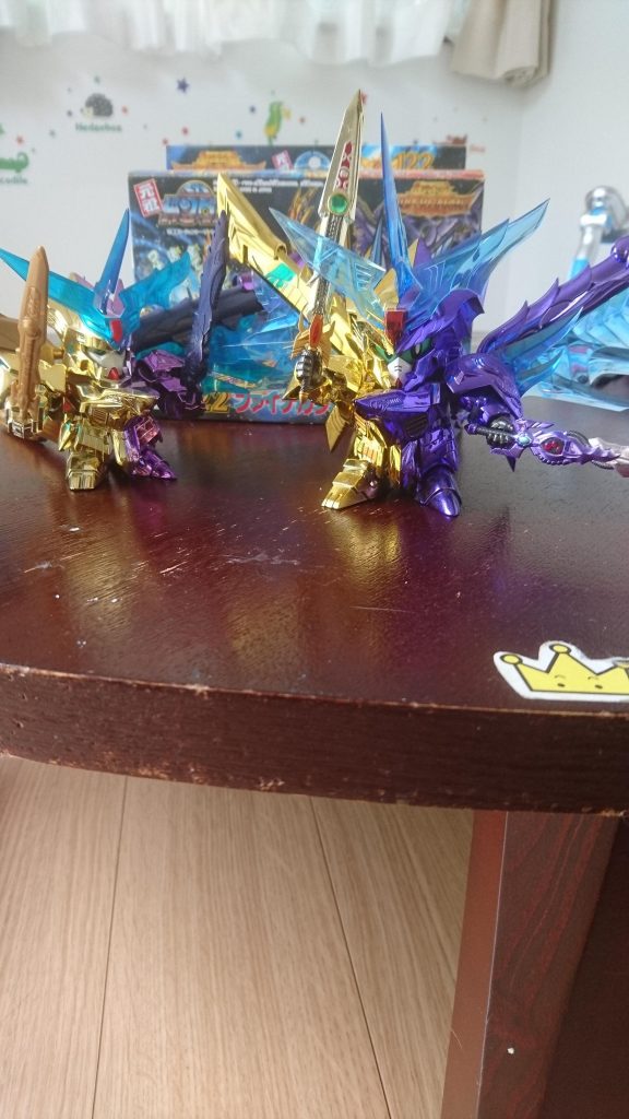 元祖SDとSDXと比較。どれもカッコいいけど出来映えはやはりSDXですね♪完璧な完成度なのに瞳は元祖SDと違います。どうせなら左右対称の瞳パーツ付けて欲しかった…。