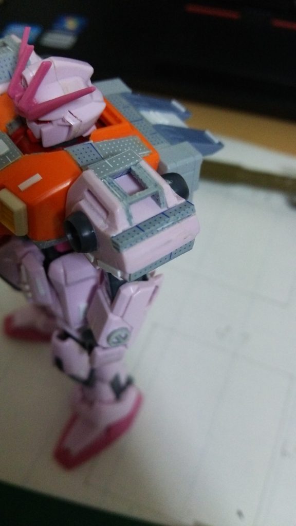胸囲が広くなったので肩が小さくなるように調整し、なんとく寂しく感じたのでプラ板で補強しました。