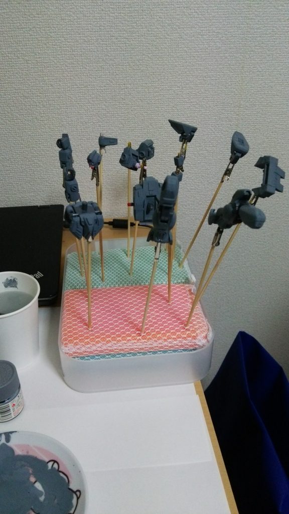 塗装は水性アクリルの灰色を全身を塗りたくった後に濃いグレーと黄色をアクセントで少し置いて、ウェザリングカラーとペーストで汚しました。