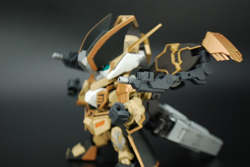 武装その2『隠しキャノン砲』
バックパック内部に隠されたサブアームにマウントされている小型砲。
装弾数が少なくあまり射撃戦には向いていないため
あくまで牽制程度に使われる。
