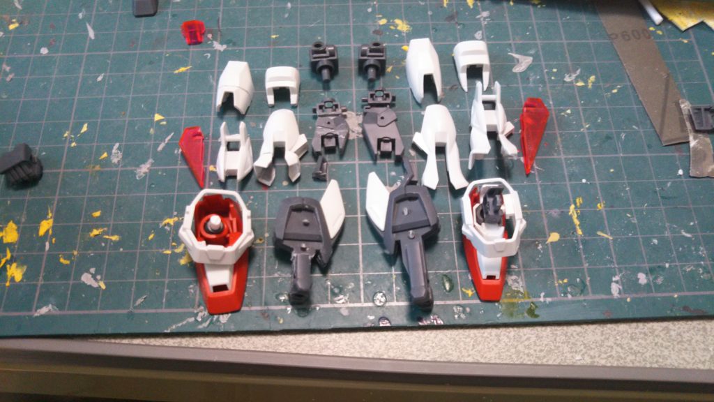 足の短縮
左が短縮した方のパーツ構成
右がキットのままです