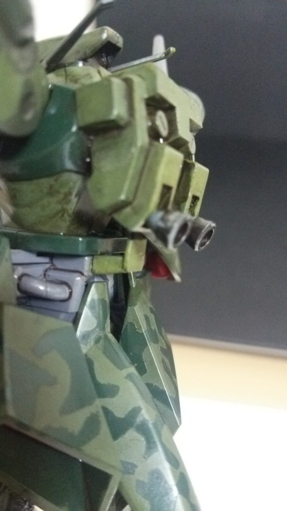 変形機構の名残の突起にプラ板を安易に付けて武器をオシャレに携行。(握力の無さをさりげなくカバー)