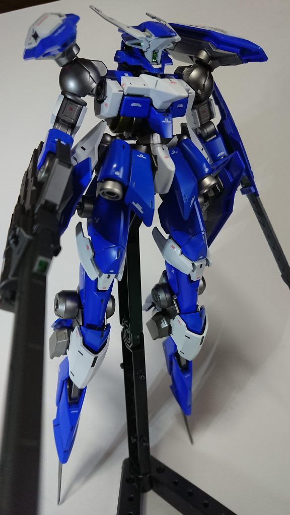 武装は小型リアクター搭載の新型レールガン、本体の出力と合わせて最大出力で撃ち出される高硬度レアアロイ弾はダインスレイヴに及ばないもののMSにも充分通用する威力を発揮する
左腕のジュリアンソードは構成材質を見直し高価な先端の特殊金属を廃止、全体的に高硬度レアアロイに変更、伸縮機能は健在