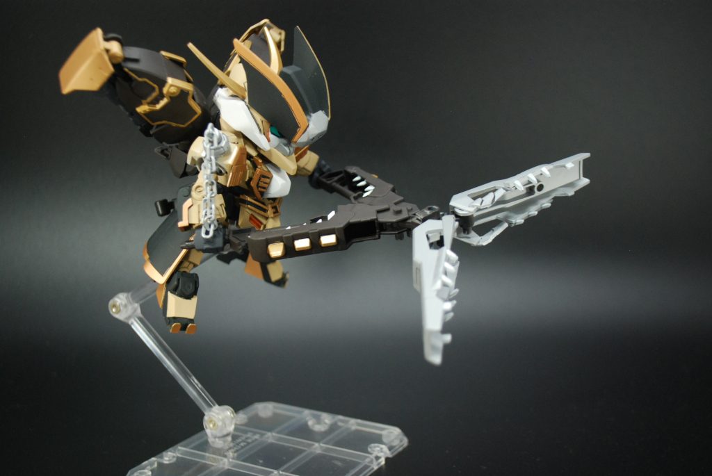 『ギガツインアギト』
ツインアギト同士を合体させ、より大型化した
キャプテン・グシオンの最強武装。
鋭さを増した凶悪な牙が
すべての物を挟み切る。