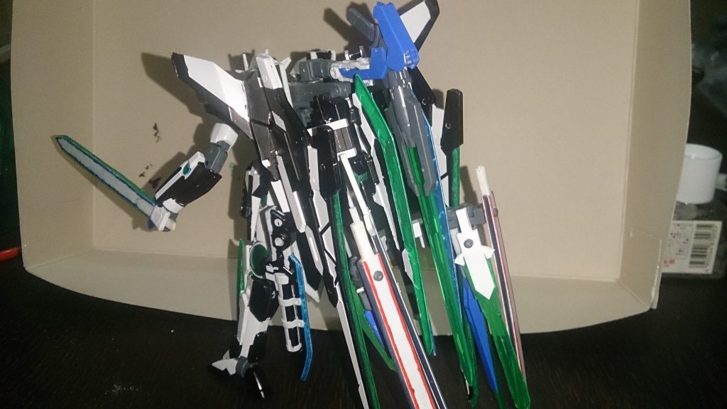 アウローラガンダムに剣マシマシにしました。重い上に多い。けど、何故か自立化できる。(GNバスターソードⅢのおかげ)