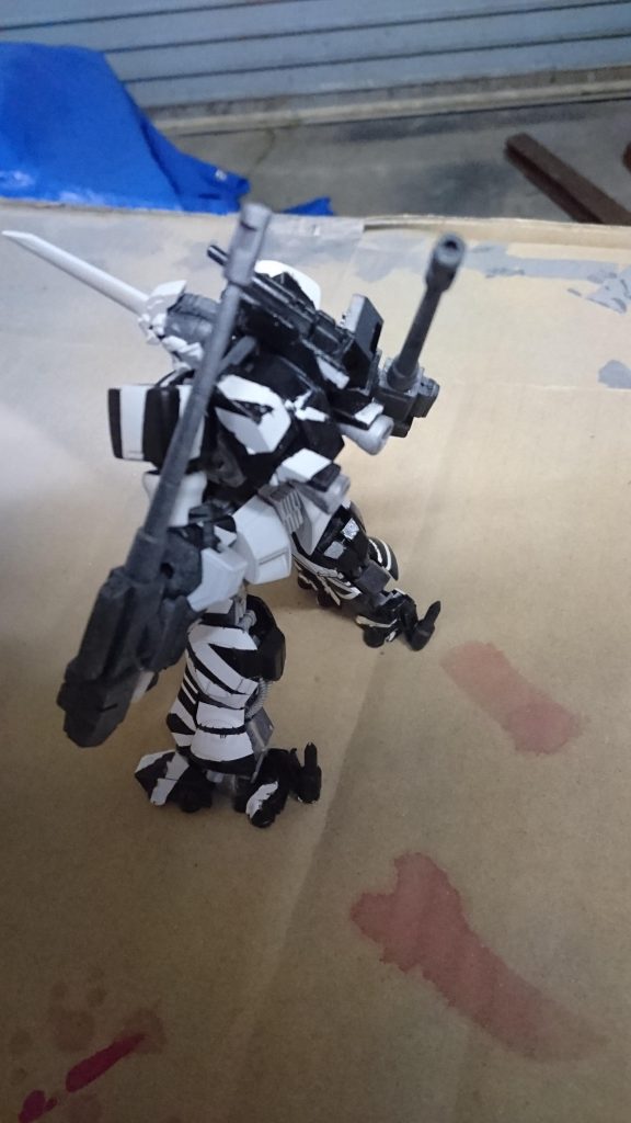 ダズル迷彩は簡単に出来ます！白サフ吹いたあとにマスキングしてスプレー缶の黒を吹けばできます。