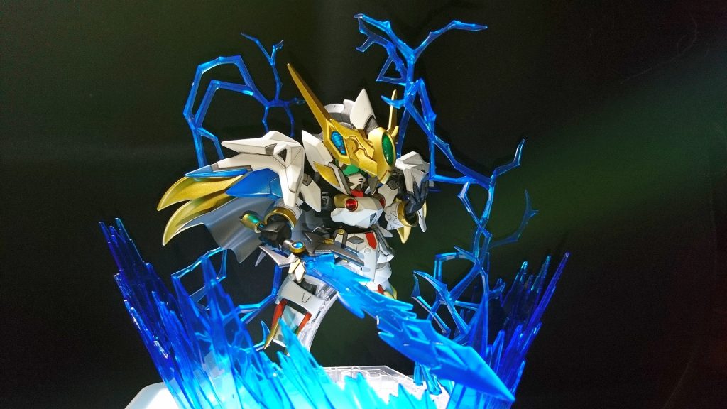 【魔竜覚醒-蒼雷騎士ガンダムバルバトス】魔竜覚醒(ドラゴンインストール)により変化するガンダムバルバトス真の姿。メイスは竜の力を秘めた異形の剣へと変化し、蒼い雷光を纏う。