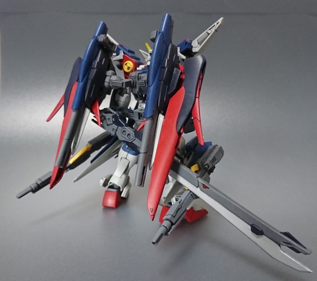 背部のデスティニーブースターには、ウイングユニット、オルトスランチャー、カウダスパーダを搭載している。脚部のライトブースターには、ビームサーベル、ツインバスターライフルがマウントできる。