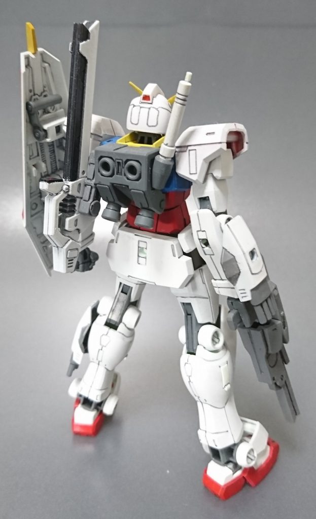 右腕と左足に装着した四連バルカンは状況に応じて取り外したり、別の箇所に装着できる。