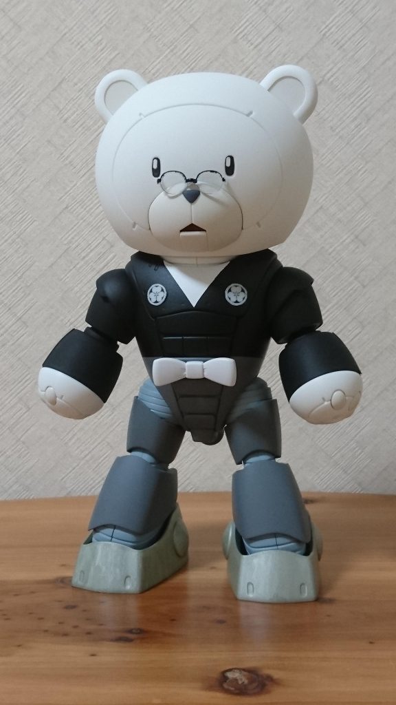 ベアッガイＷmk-Ⅱ♂。型式番号はKUMA-W2[02]です。♀と比べると地味な印象を受けるかもしれませんが、こちらは袴を塗装で再現しようとしました。新郎の家紋入りとなっています。眼鏡をかけてる新郎にあわせてこの子も眼鏡です。