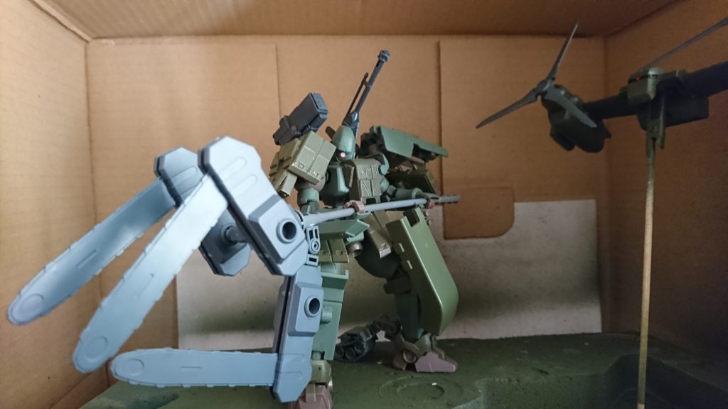 グラインド・パニッシャー
ストライカー・リーオーPMの専用兵装で、可変式の三連装ヒートチェーンソーを備えた長柄の武装で、トライデントモードでそのまま敵を切り裂いたり、パニッシャーモードで敵機体を捕縛し、そのまま握りつぶすように敵を切り裂いたりする事が出来る。