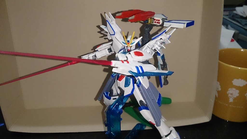 こういう風に、バックパックにもなります。これにより、バックパックのアストライアブースターが分離しても機動力の低下を防ぎ、なおかつ少ない挙動で迎撃武装を展開出来ます。