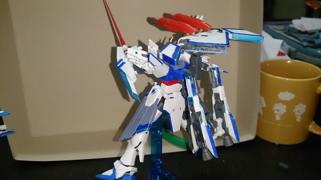 後ろ姿。差し替えパーツはアストライアブースターに収納されているので、バトルにも差し支えない！！…………筈です。

なお、ヴァルキリーウェポンの左右にあるのは、遠隔操作兵器『ブレイドファングⅡ』です。ビームを撃ち、ビームサーベルを発生させたり、手に持たせることも可能です。