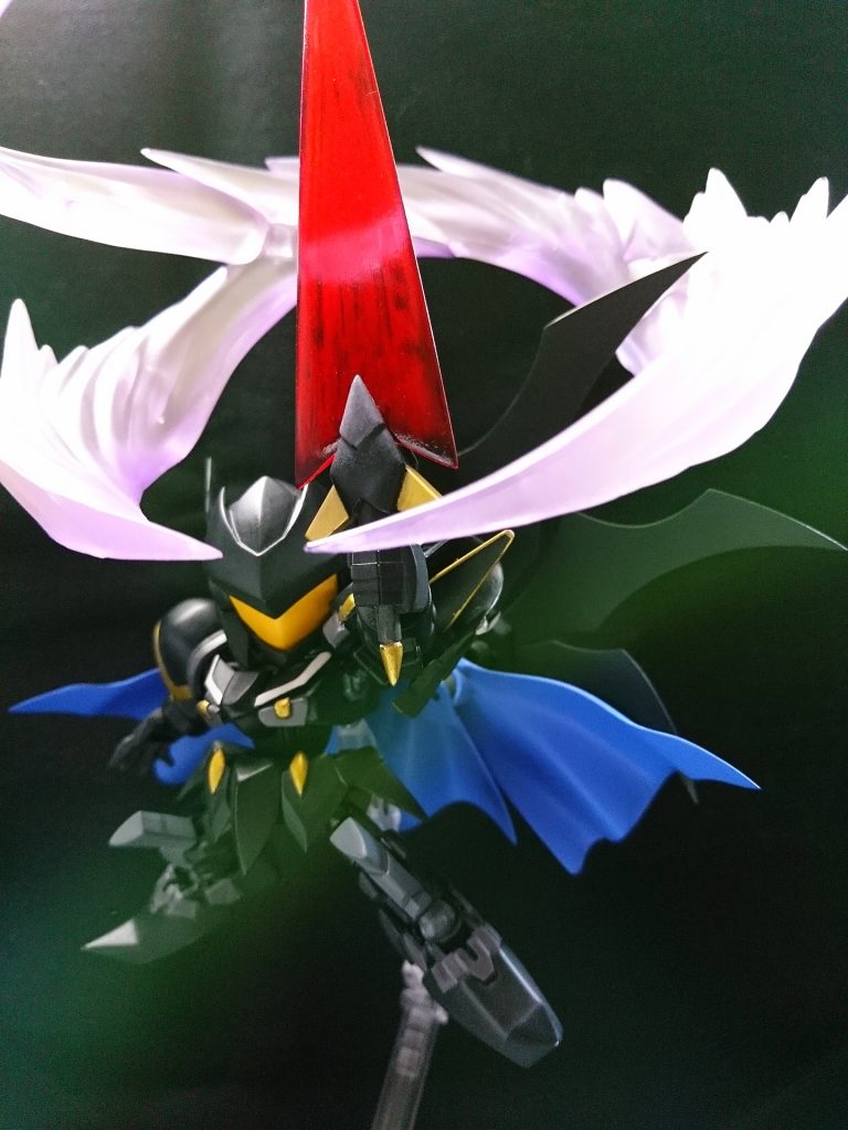 左肩鎧と飾り羽、剣の刀身を交換してGNフラッグモードへ。