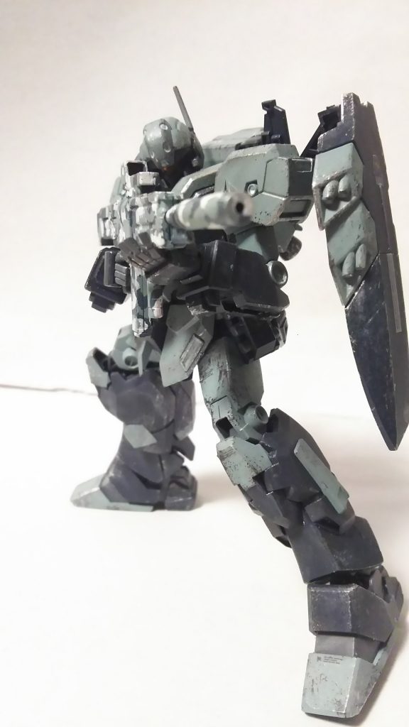 銃は筆塗りで迷彩をしてみました
何度も重ねてバランスよくなるように努力しました