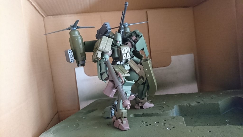 背部のティルトローターは傭兵としてロンメル隊のアグレッサーを引き受けたさいに譲渡されたものをリペイントしたもの。