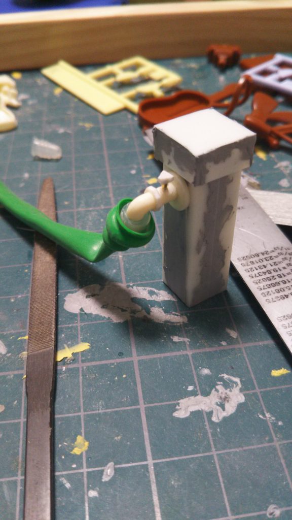 蛇口はプチッガイのスタンドの棒を加工したものを5㎜プラ棒を4本くっつけた物に取り付け
ホースはバルーンアートに使う細い風船